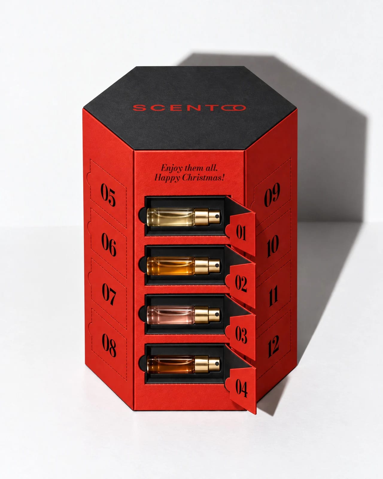 Calendario rojo para ella con las puertas 01 a 04 abiertas y un vial de perfume en cada compartimento negro