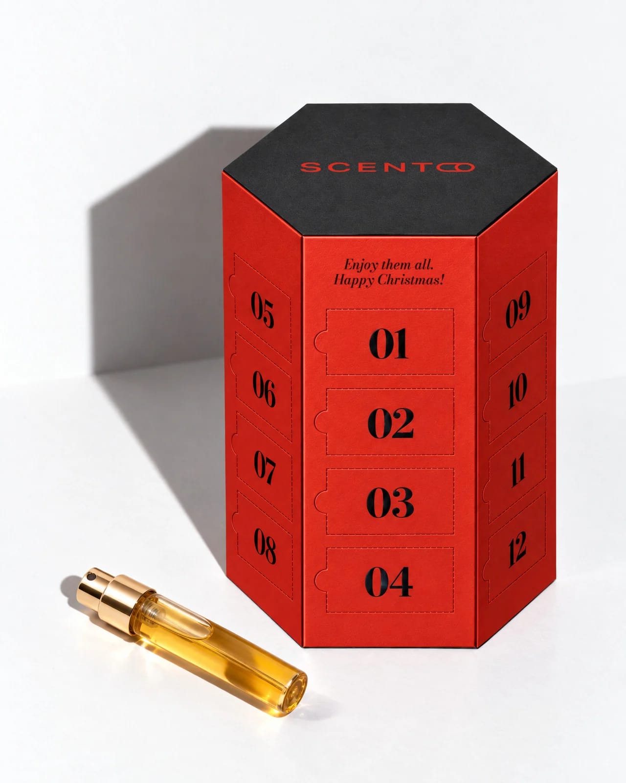 Calendario rojo para ella, con las puertas numeradas cerradas, iluminado con un flash directo sobre fondo blanco
